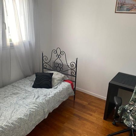 Bedroom In A House/ Chambre Dans Une Maison Epinay-sur-Orge Exterior photo